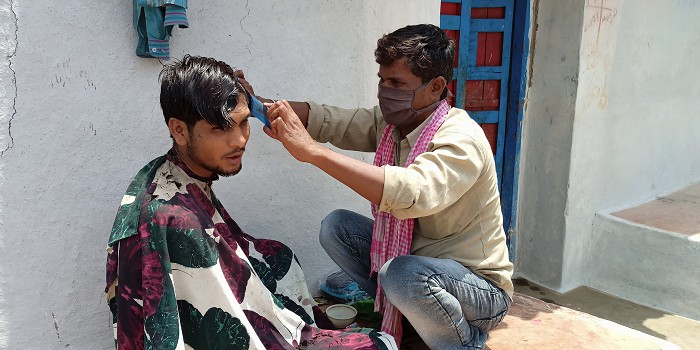 नाई को घर बुलाकर कटिंग/सेविंग कराने