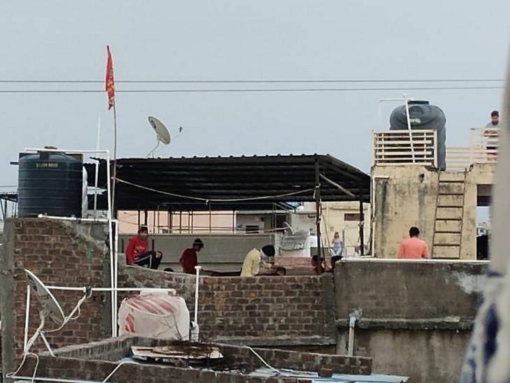 पुलिस ने ड्रोन उड़ाया तो छत पर लोगो