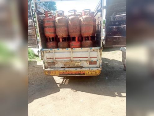 गैस सिलेंडर की आड़ में कर रहे थे शरा