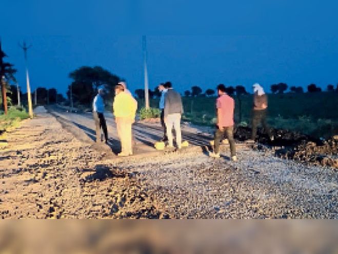 काम पूरा होने से पहले ही उखड़ी सड़क, 