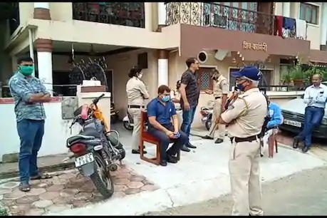 जिला खनिज अधिकारी प्रदीप खन्ना के घ