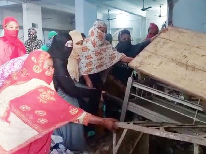 मस्जिद में संचालित हो रही दो दुकान 