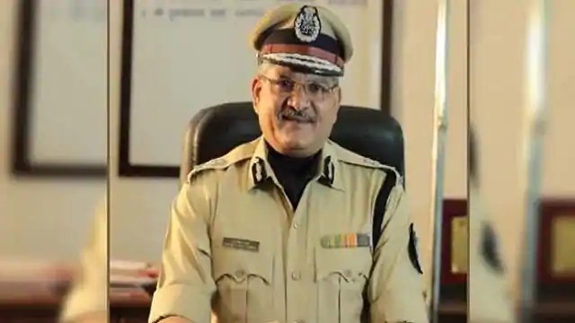 मेरी पत्नी मुझे ब्लैकमेल कर रही है: