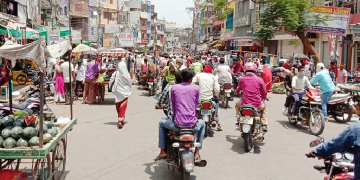 बाजार में बेतहाशा भीड़ देख कलेक्टर 