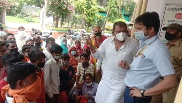 फल विक्रेताओं के पंजीयन नहीं होने प