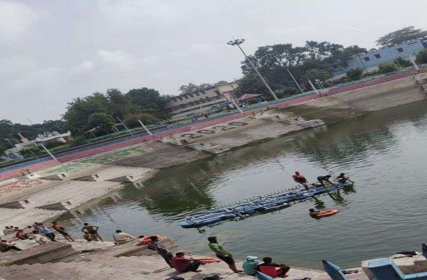सेवानिवृत रेल कर्मचारी की झाली ताला