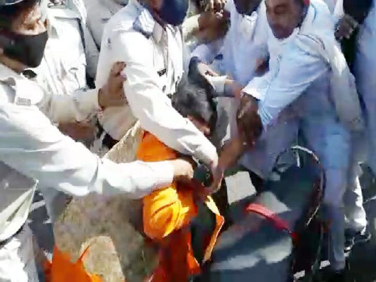 पीएम नरेंद्र माेदी का मुखौटा पहनकर 
