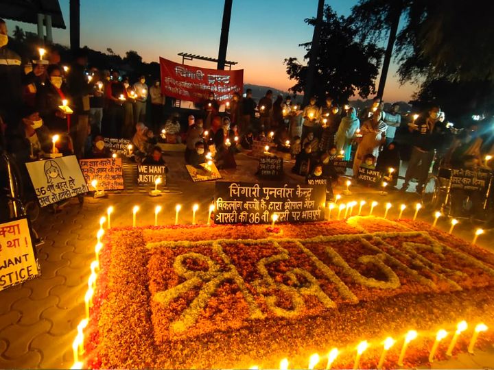 दिव्यांगों ने हाथ में ली तख्तियां; 