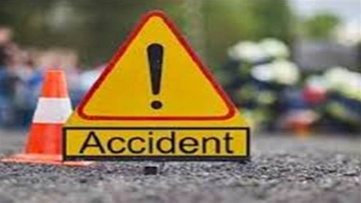  ट्रक से टकराई कार, चार की मौत, एक 
