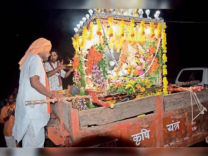 विमान में स्थापित कर गणेश प्रतिमा क