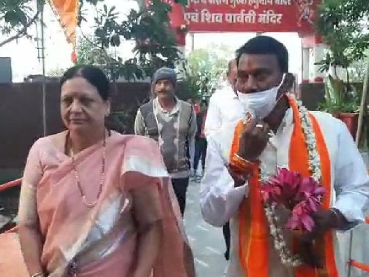 घर में हवन पूजन के बाद पत्नी के साथ