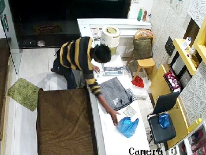 राऊ में ज्वेलर्स के काउंटर से चांदी