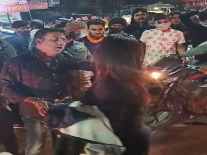 नशे में धुत युवती ने सड़क पर किया ह