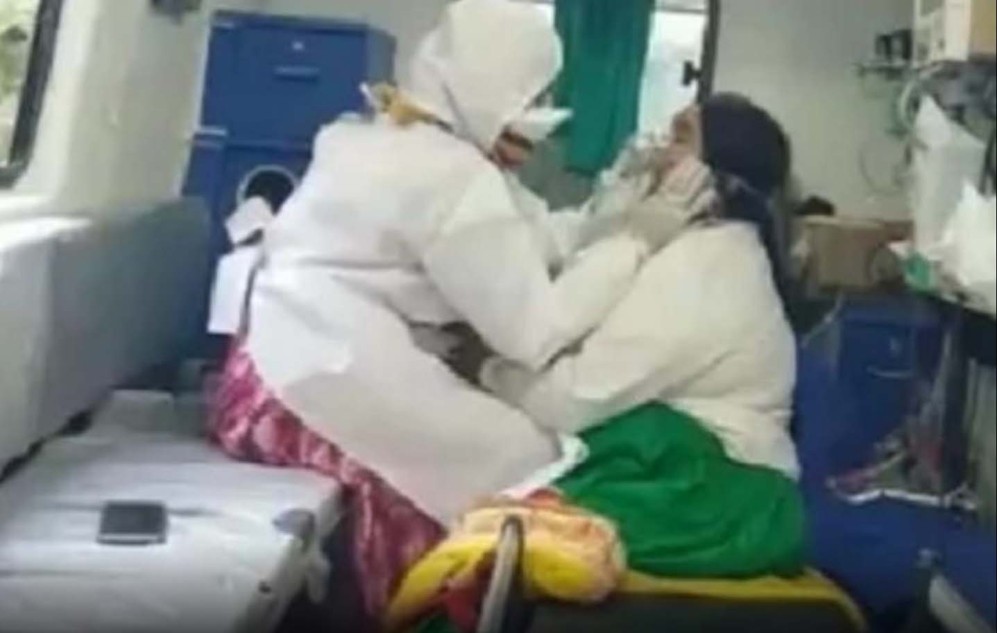 एंबुलेंस में ही तड़पती रही कोरोना सं