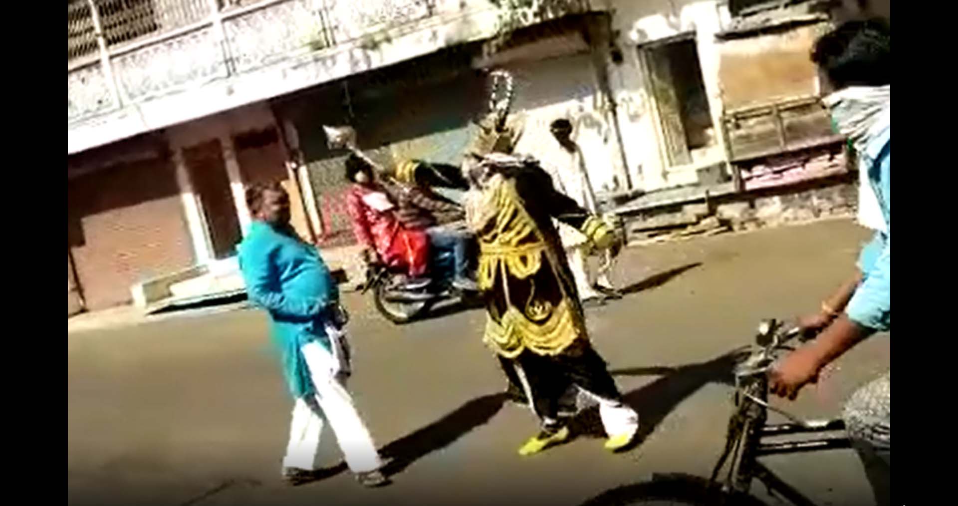 बिना मास्क के घूम रहे भाजपा के पूर्