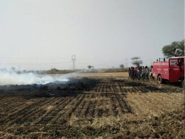 खेतों में लगी थी आग, बुझाने पहुंचे 