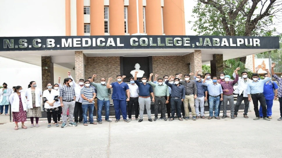 जूनियर डॉक्टर्स की हड़ताल पर सख्त ह