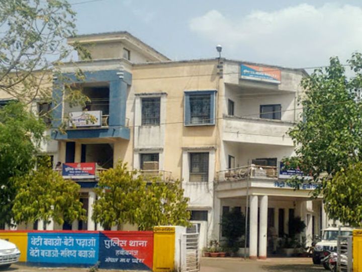 दोस्त ने फोन करके एकांत पार्क बुलाय