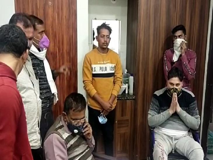 सड़क हादसे में दोनों पैर गंवाए तो घर