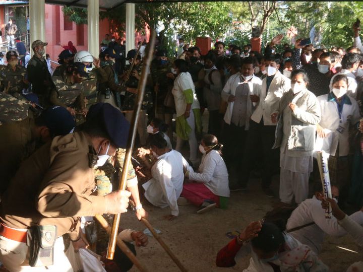 लाठीचार्ज में घायल 49 स्वास्थ्यकर्म