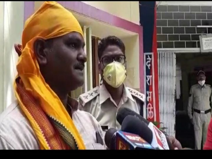 फूल बेचने वाले सुरेश, मंदिर के गार्