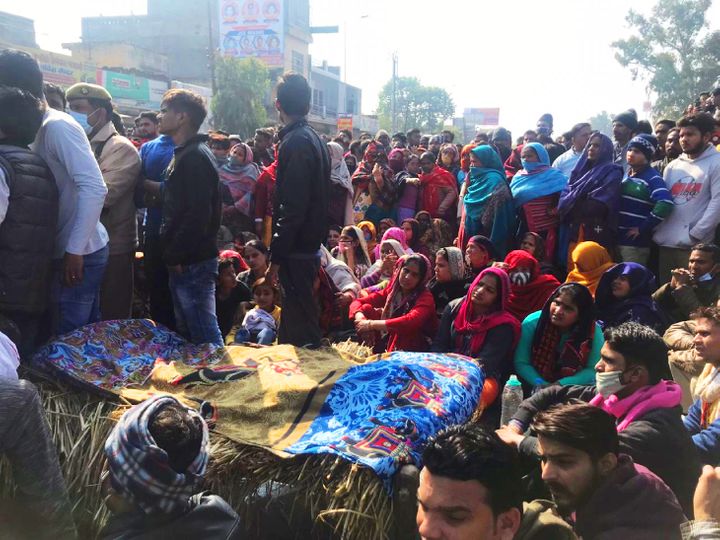 एक गली में आठ लाशें, कहीं बच्चे बिल