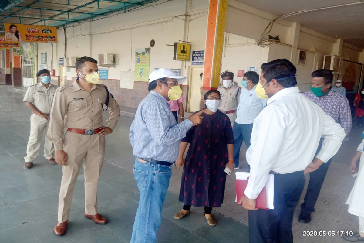 कलेक्टर ने रेलवे स्टेशन पहुंचकर व्य
