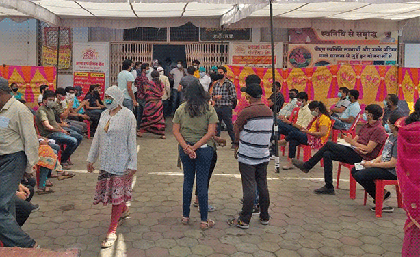 सुबह 7:30 बजे से ही सेंटर पर लाइन म
