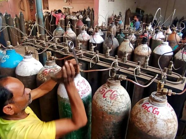 'सांसों' के साैदागर:150 की ऑक्सीजन 