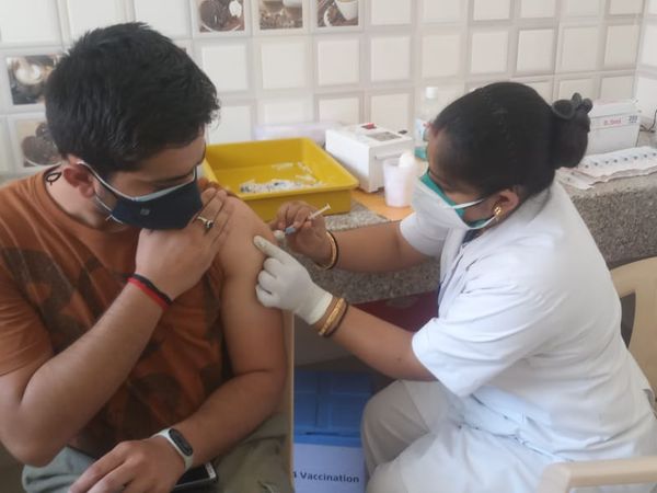 अरुण शर्मा ने लगवाई सबसे पहले वेक्स
