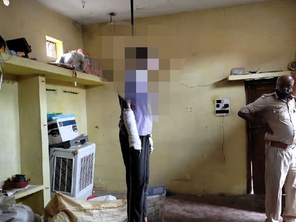 सड़क हादसे में पति काे आंखों के सामन