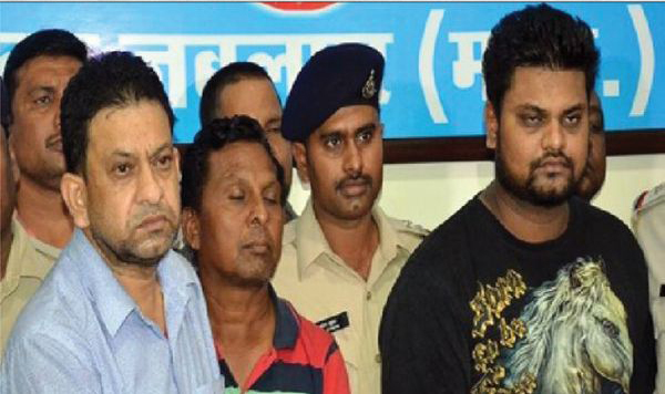 जबलपुर में आलीशान बंगले को बना रखा 