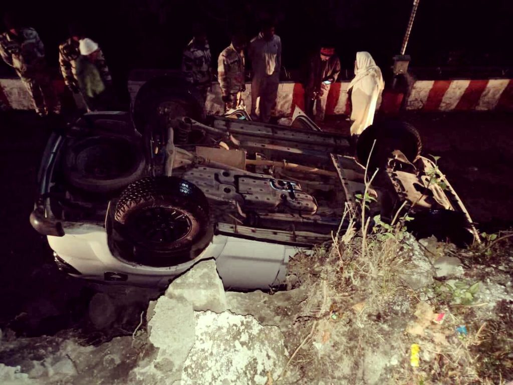 घटला ब्रिज पर कार पलटने से एक युवक 