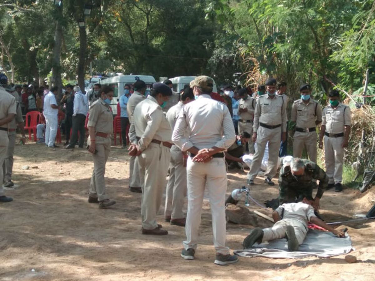 निवाड़ी में 24 घंटे से बोरवेल में फ
