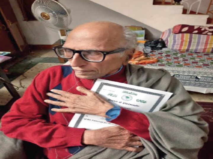मशहूर शायर को 46 साल बाद एएमयू से म