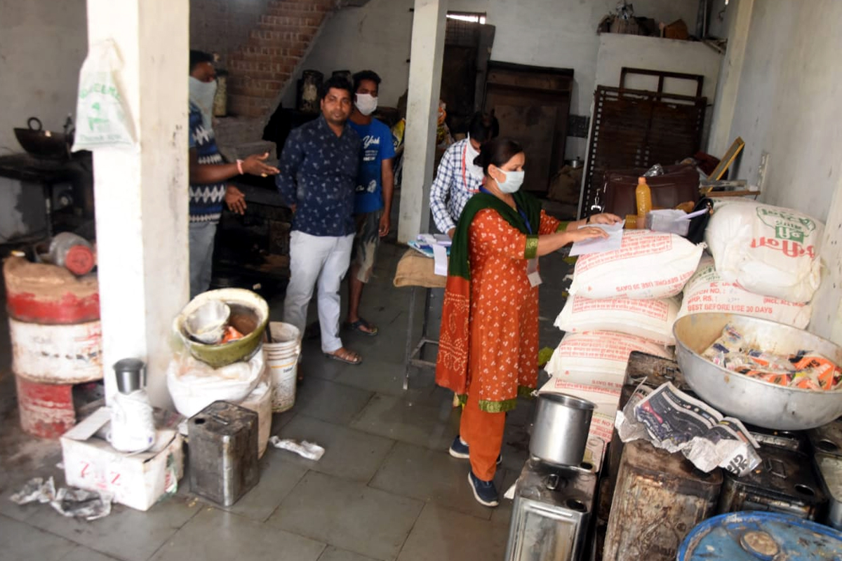 नमकीन फर्म का निरीक्षण कर परिसर सील