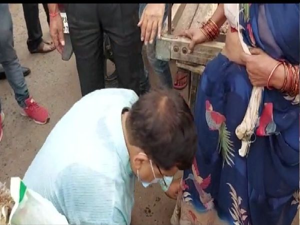 सब्जी विक्रेता महिला के पैर में टेक