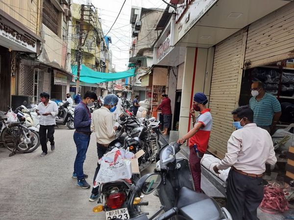 थोक व्यापारी बोले- स्टॉक माल डिस्पै