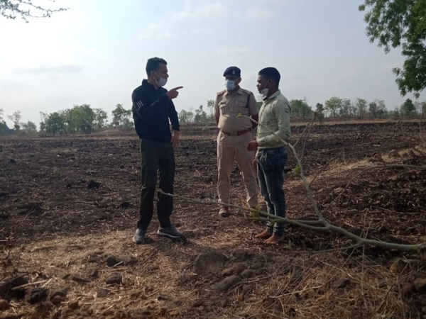 रतलाम के नाहरपुरा गांव में बुजुर्ग 