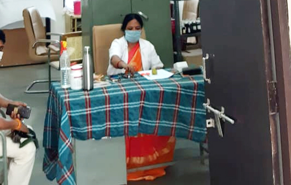 कोरोना योद्धा की भूमिका निभा रहा है