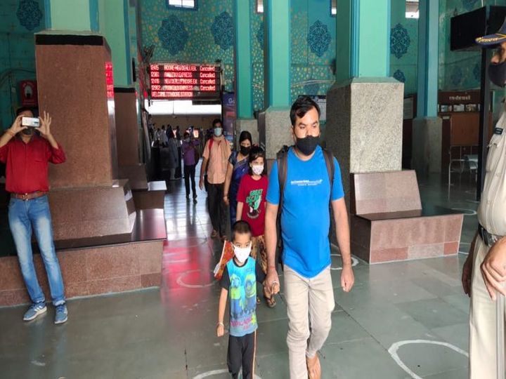 लॉकडाउन के बाद पहली बार चली ट्रेन, 