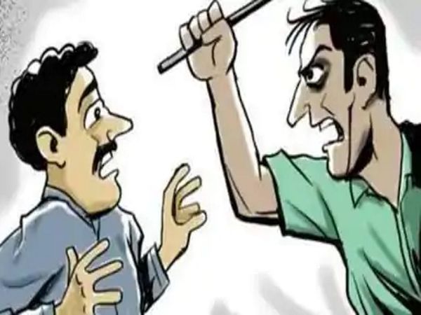 कॉमन बाथरूम के गेट को दिया धक्का, भ