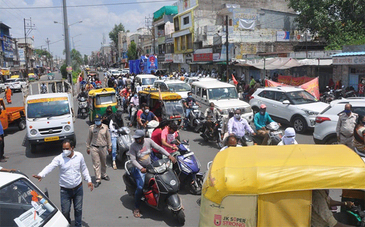 इंदौर आज ही अनलॉक हुआ और कोरोना जन 
