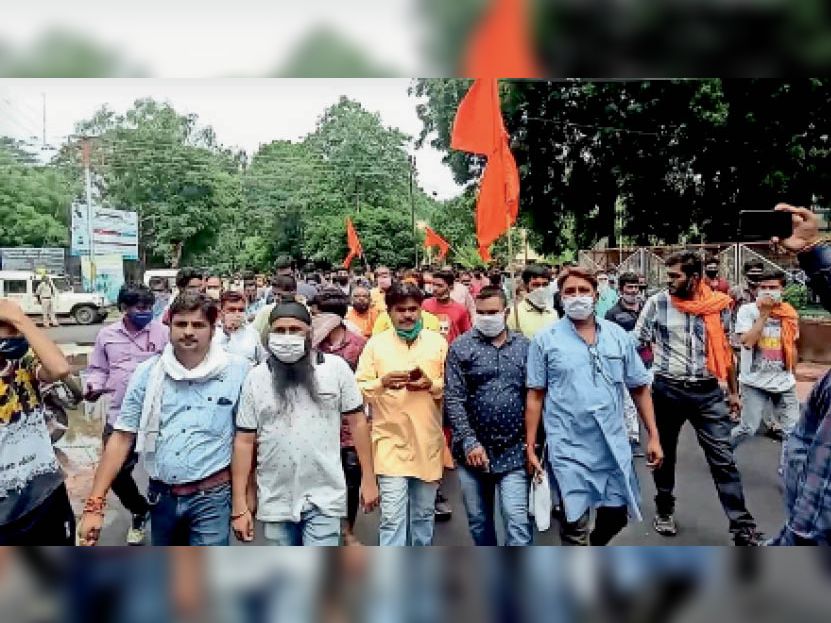 दिनभर विरोध और राजनीतिक घटनाक्रम के