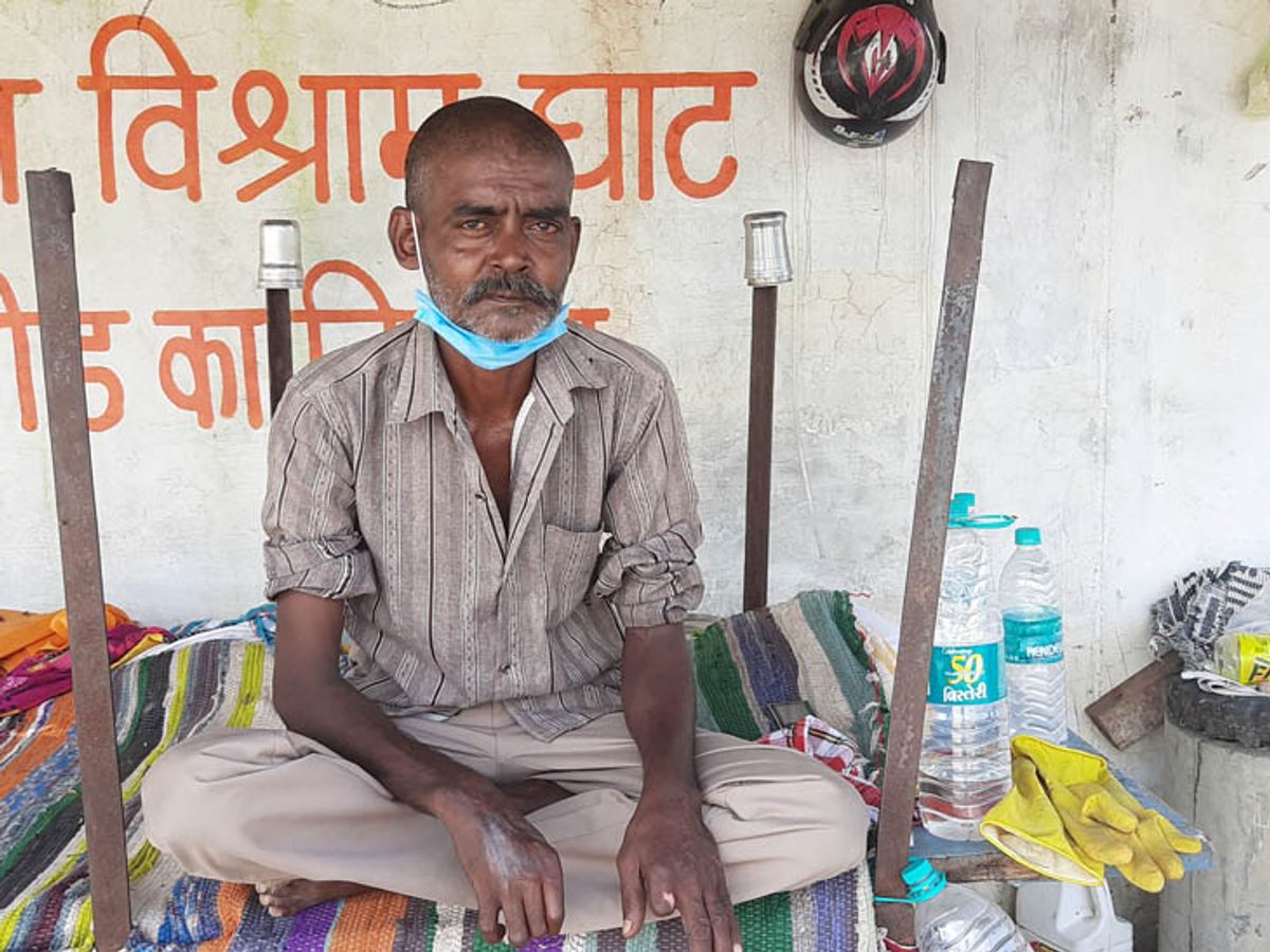 49 साल का अधेड़ शख्स, एम्बुलेंस से 