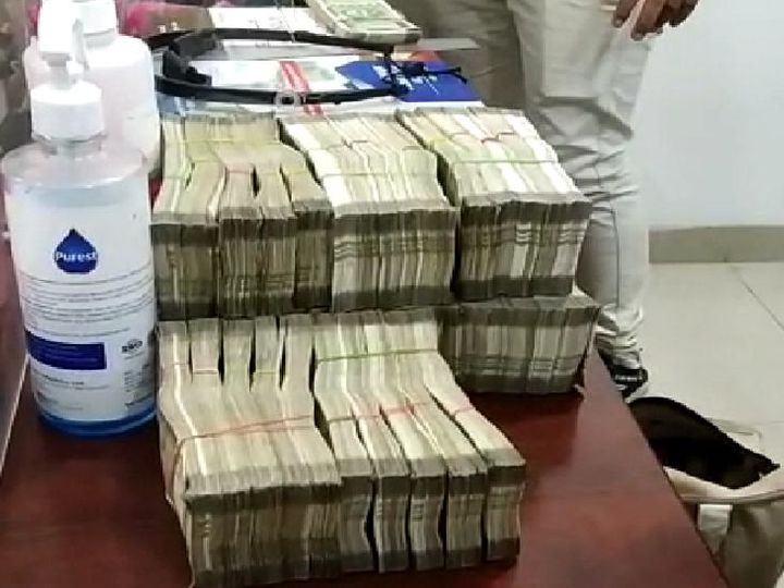 सांवेर की तरफ जा रही कार में 50 लाख