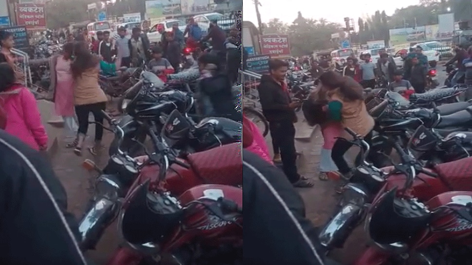 स्कूटी टकराने पर बीच बाजार भिड़ीं द
