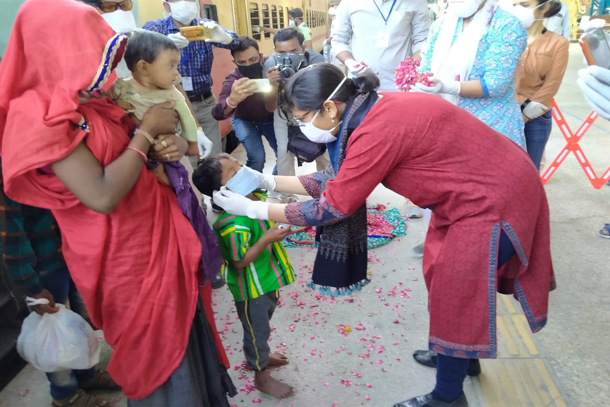 विशेष ट्रेन से रतलाम उतरे मजदूर परि
