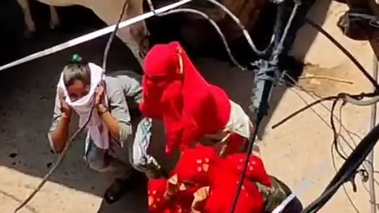 लाॅकडाउन में बैंक से पैसे निकालने ग
