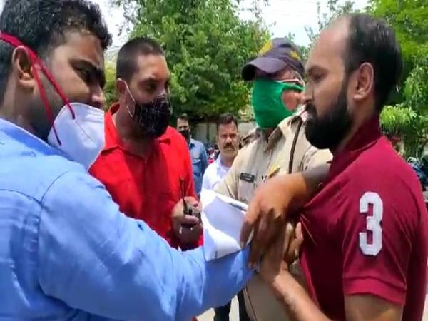 पुलिस के विरोध में गांधीगीरी करने प